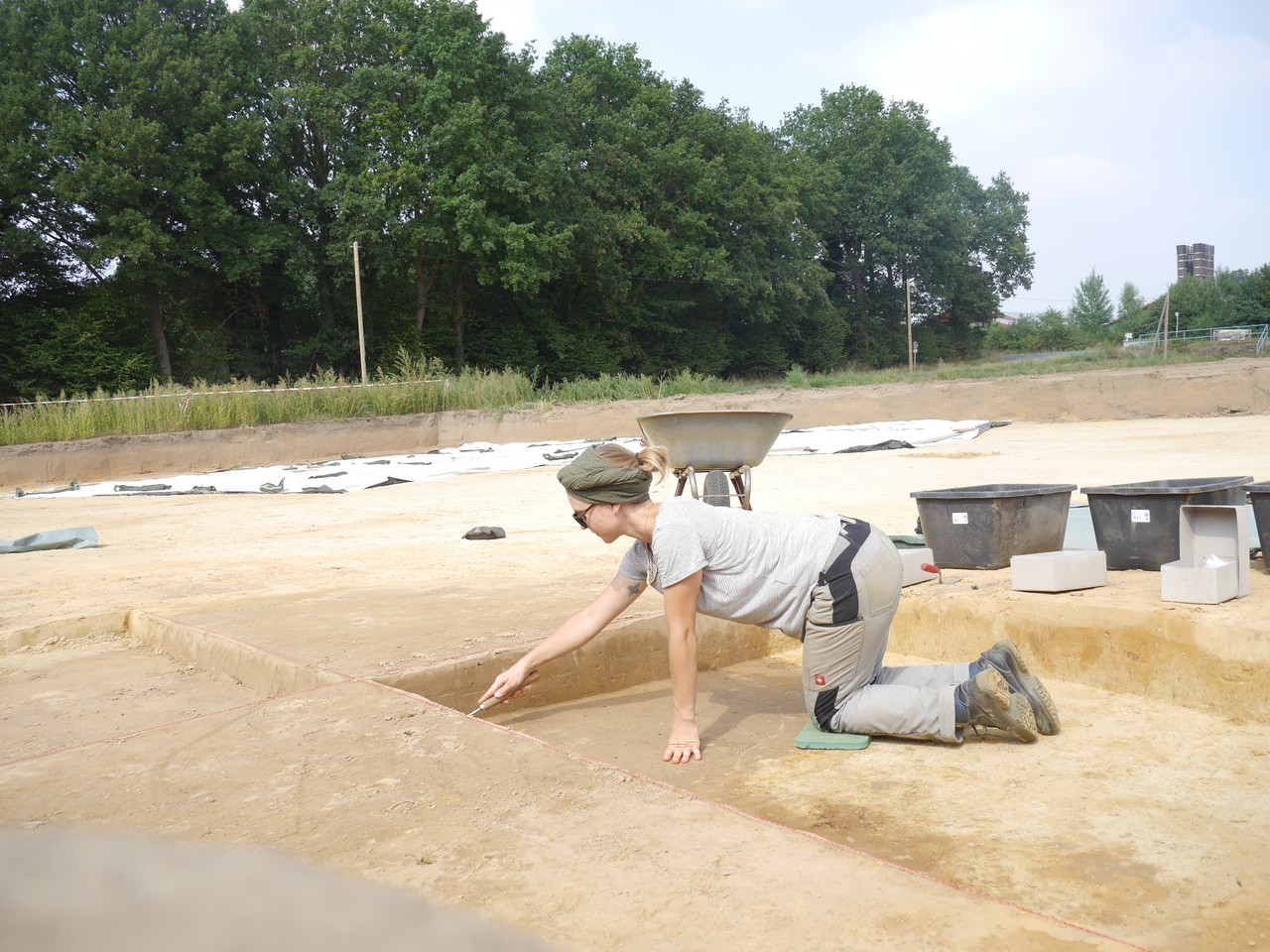 Hannah Rausch bearbeitet ein mittelalterliches Grubenhaus in Warendorf-Velsen. (LWL-AfWL)