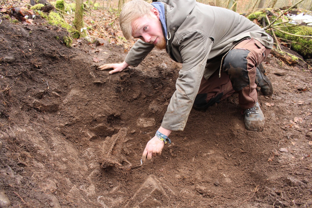 Bergung eines Hortfundes aus der Zeit des Dreißigjährigen Krieges (LWL-Archäologie für Westfalen/M. Zeiler).