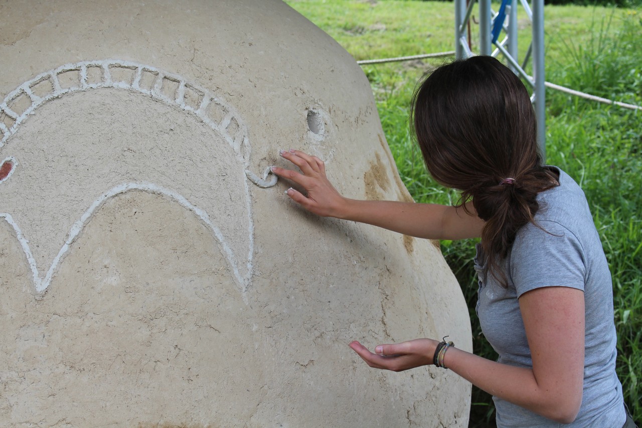 Fertig! Marie Usadel verschönert die Ofensau mit frischer Tonerde (Foto: LWL-Archäologie für Westfalen/M. Zeiler)