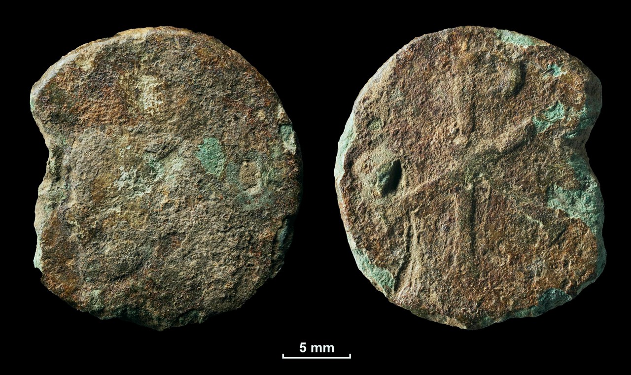 Werl (Kr. Soest). Fundmünze mit dem verschliffenen Bildnis des Magnentius und dem Chi-Rho auf der Rückseite (rechts). – Foto: LWL-AfW Olpe / T. Poggel
