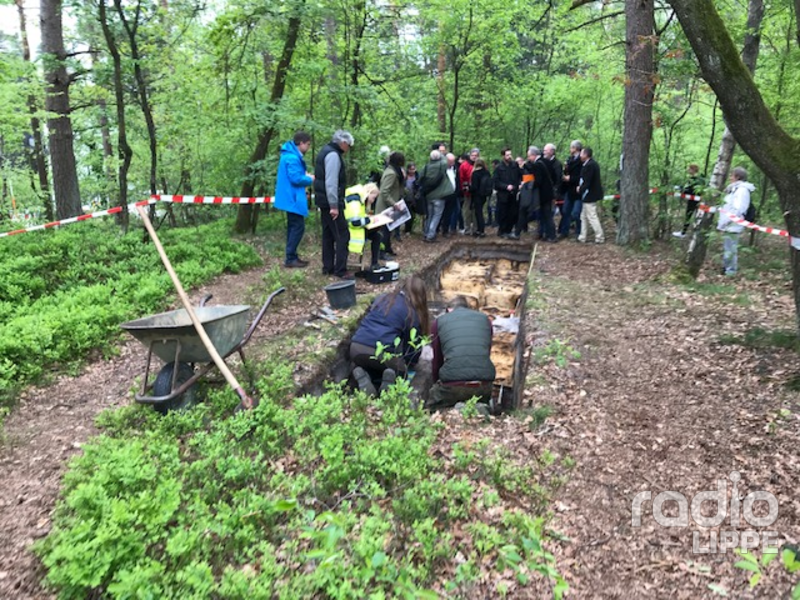 Abschluss der Grabungsdokumentation während der Pressekonferenz; Foto: Radio Lippe