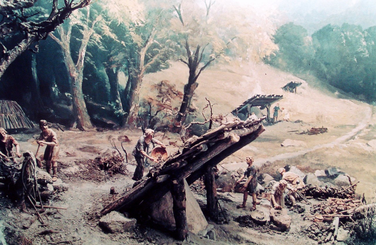Diorama zur frühen Eisengewinnung im Deutschen Museum München mit der Darstellung des Forschungsstandes aus dem 1930 Jahren im Siegerland (Foto: LWL-Archäologie für Westfalen/Michael Baales).