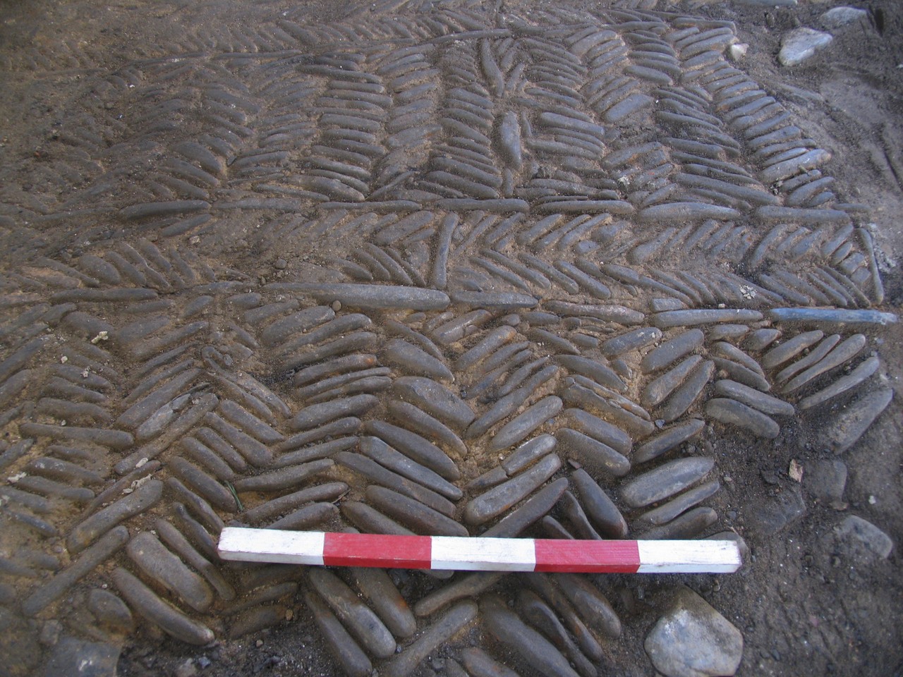 Detail des historischen Spicksteinpflasters.