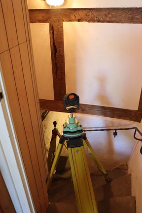 Um den Fund koordinatengerecht einmessen zu können, wurde ein Polygonzug durch das Haus gelegt. – Foto: LWL-AfW Olpe/Fabian Geldsetzer.
