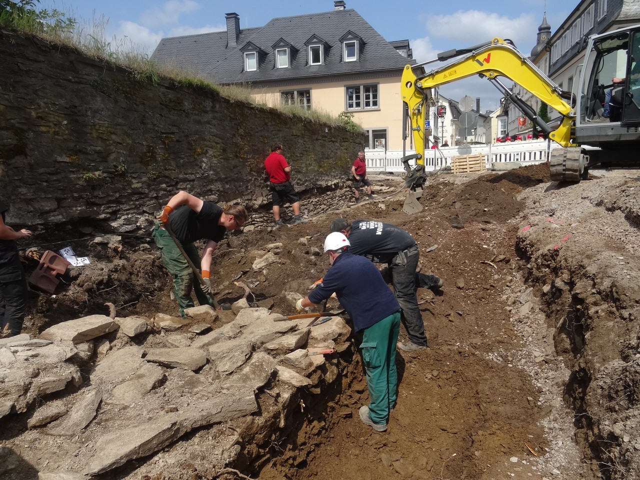 Archäolog:innen legen im Süden Attendorns Baureste des ältesten Wassertores frei (LWL-AfW Olpe/M. Baales).