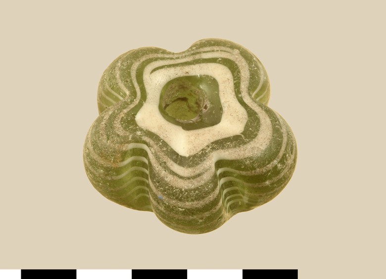 Schön gestreift: Melonenperle mit eingearbeiteten Glasfäden. Etwa halb so große Vergleichsfunde sind aus einem Grab etwa der Mitte des 5. Jh. n. Chr. in Wulfen, kr. Köthen, bekannt  (Foto: LWL-Archäologie für Westfalen/Andreas Madziala).