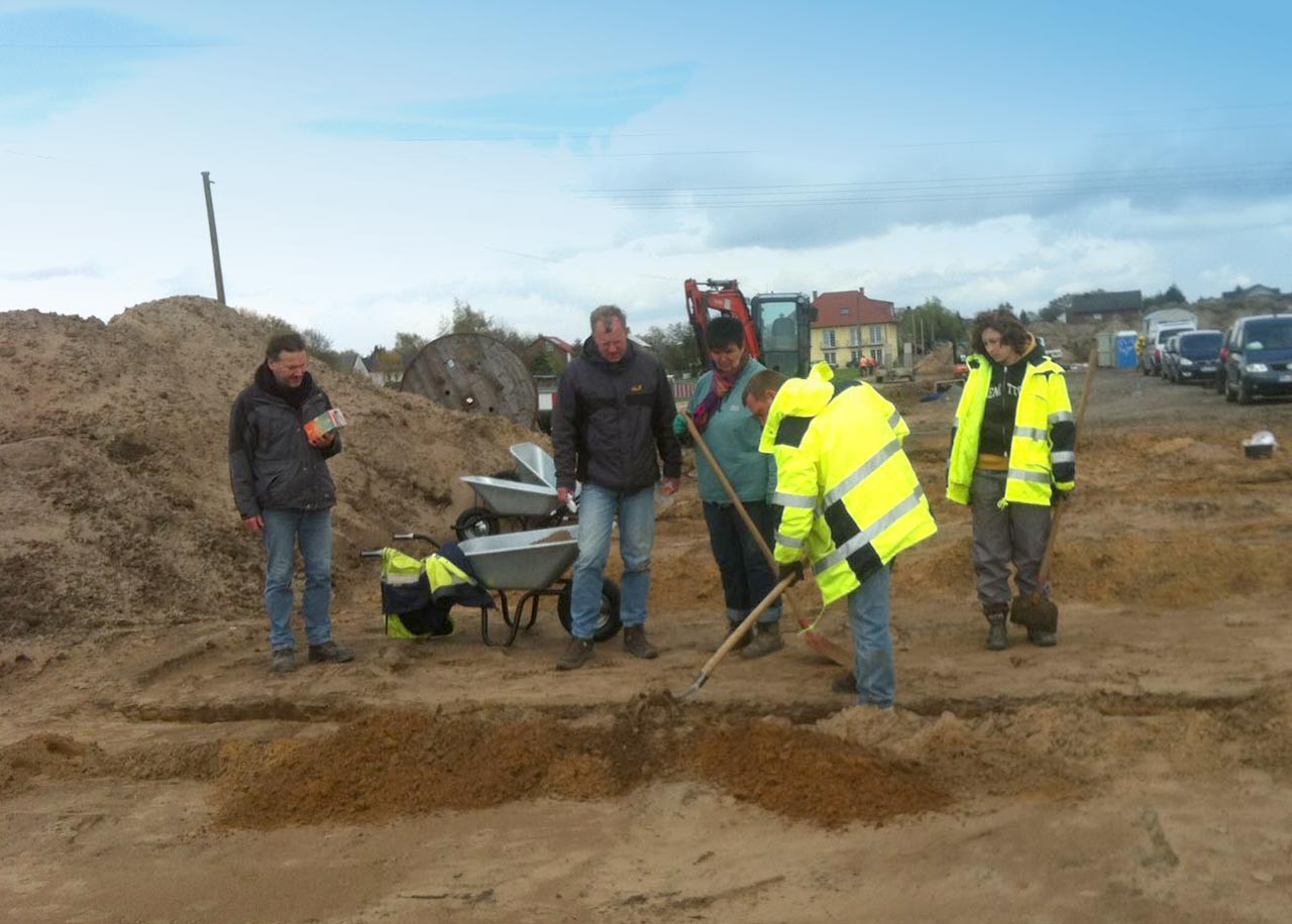 Ich zusammen mit dem Grabungsteam in Scharmede; Foto: LWL