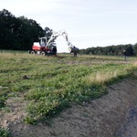 Anlage der Baggersondagen auf dem nordwestlichen Hangfuß unterhalb der vermeintlichen Burganlage. – LWL-AfW/M. Müller-Delvart) (vergrößerte Bildansicht wird geöffnet)