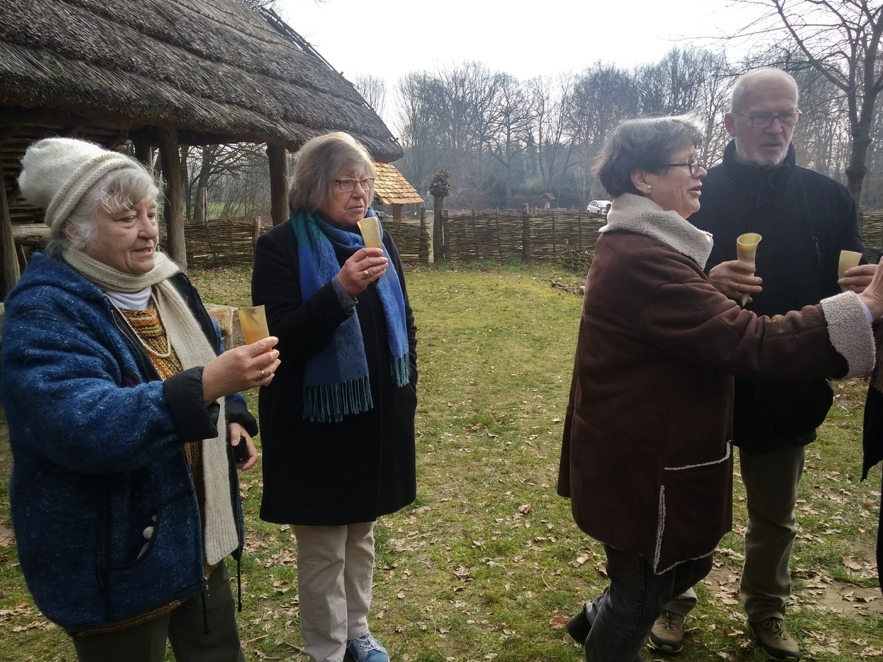 Mit selbstgemachten Met in Trinkhörnen wird auf den runden Geburtstag angestoßen (Foto: LWL/C. Grünewald).
