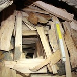Erster Verhüttungsdurchlauf. Im Ofen wurden Holzscheite dicht gesetzt und mittig ein Schacht frei gelassen, … (Foto: LWL-Archäologie für Westfalen/Manuel Zeiler). (vergrößerte Bildansicht wird geöffnet)