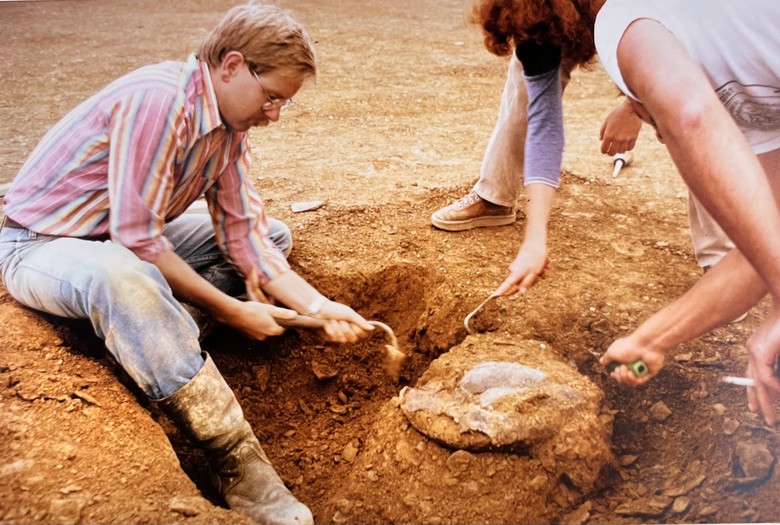 Hans-Günter Radenbach bei der Freilegung einer Urne des Gräberfeldes in Erndtebrück-Birkefehl (Foto: LWL-Archäologie für Westfalen).