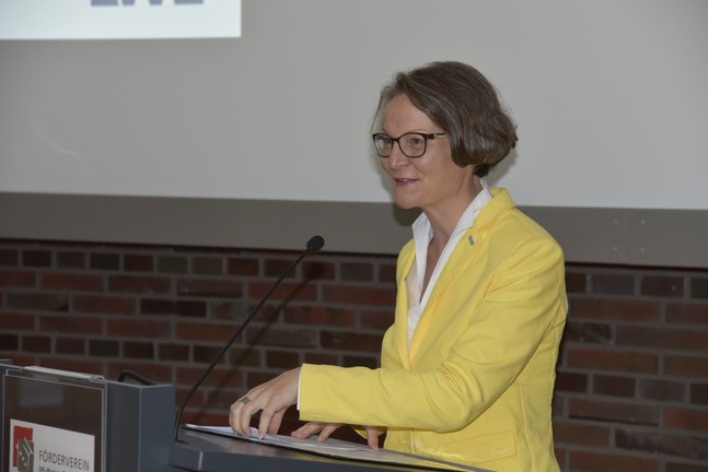 Jubiläumsrede der Heimatministerin Scharrenbach. (LWL-AfWL/T. Schmidt-Jülich)