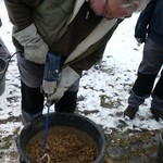 Lehm wird mit Strohhäcksel sowie Sand angemischt … (Foto: LWL-Archäologie für Westfalen/M. Zeiler). (vergrößerte Bildansicht wird geöffnet)