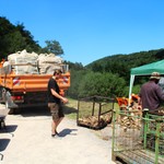 …und wie 2017 haben wir den Bedarf unterschätzt und mussten Holz nachordern. Es ist zu betonen, dass die Herstellung und Zurichtung des Brennmaterials weniger Teil des Experimentes ist, denn wir arbeiten mit elektrischer Wippsäge und bekommen die Scheite bequem geliefert, die wir dann sägen und spalten.  Tatsächlich muss die Brennstoffgewinnung in der Eisenzeit im Siegerland erheblichen Aufwand bedeutet haben. (vergrößerte Bildansicht wird geöffnet)