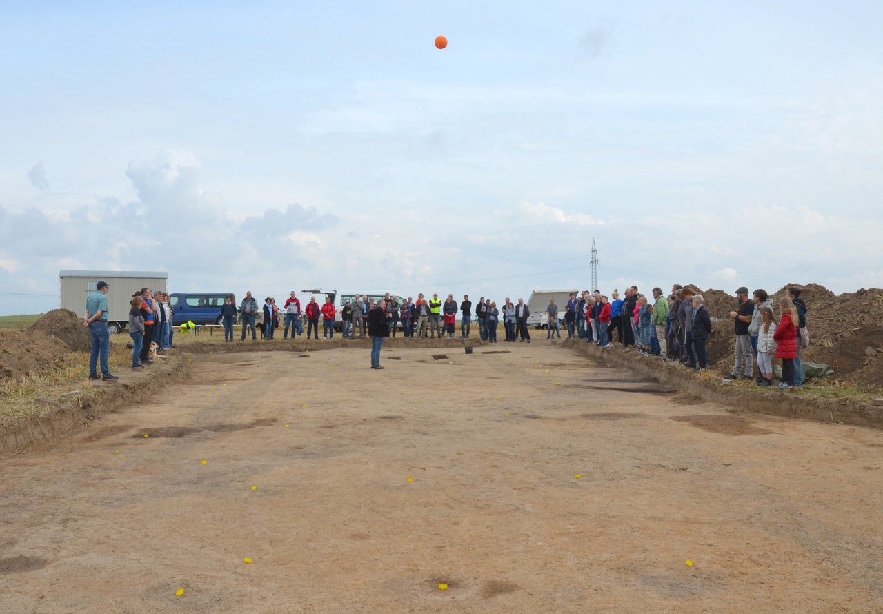 Die Besucher waren von der Hausgröße, die 30 x 6.5 m betrug, beeindruckt. Foto: LWL/M. Hahne
