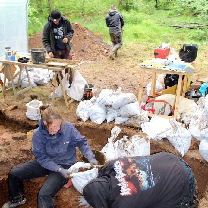 Getrennt nach Befunden und Quadranten wurden alle Schlacken geborgen und zunächst in Säcken gesammelt (Foto: LWL/M. Zeiler). (vergrößerte Bildansicht wird geöffnet)