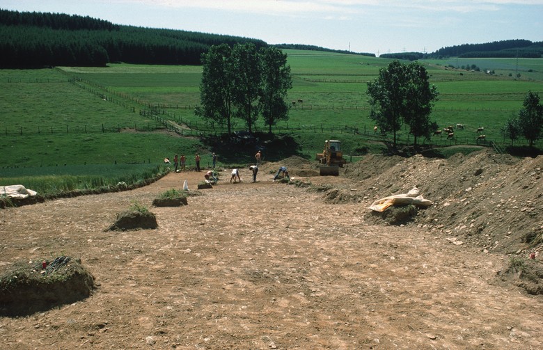 Blick auf die Ausgrabung des Gräberfeldes Erndtebrück-Birkefehl, 1981-1983 (Foto: LWL-Archäologie für Westfalen/H. Urban).