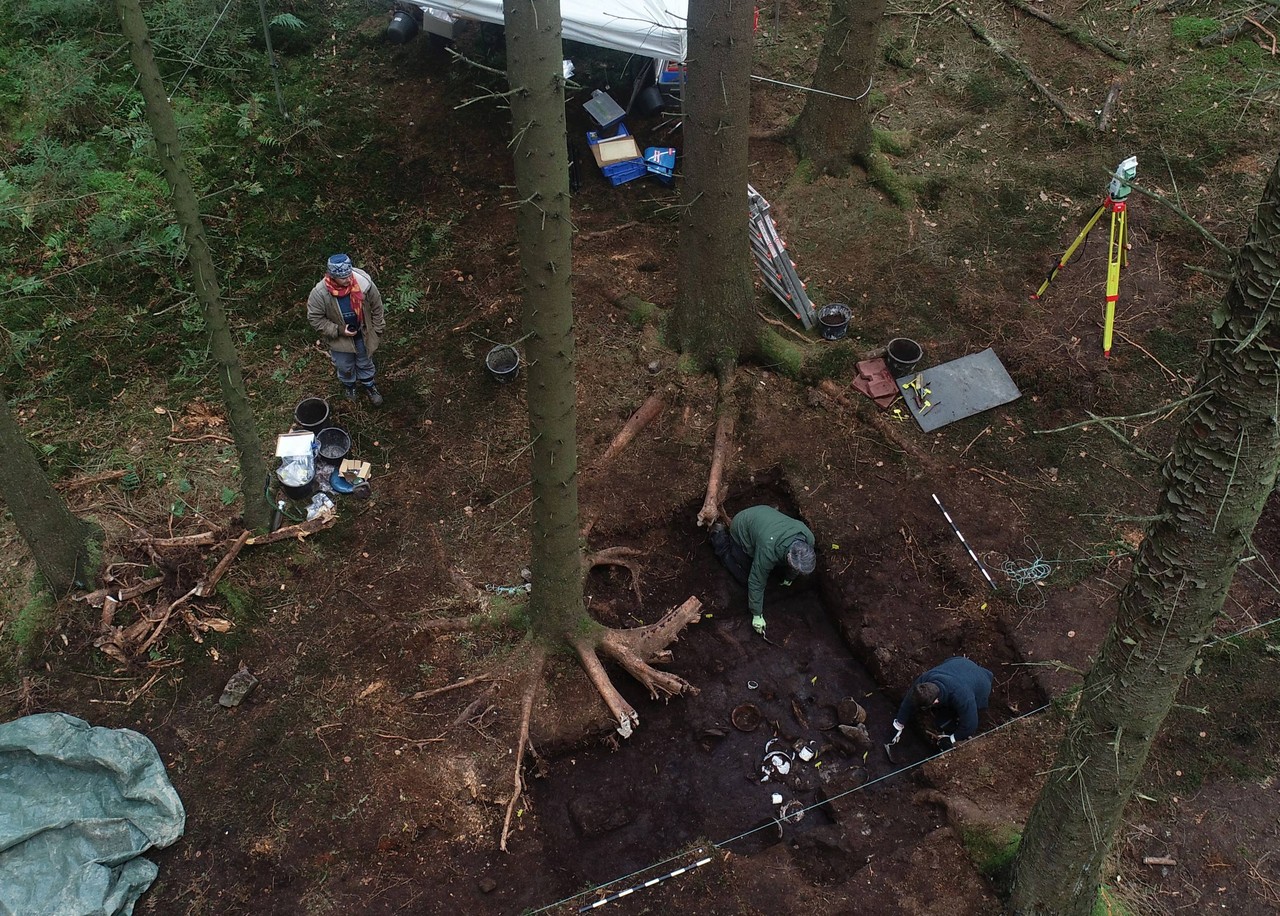 Warstein-Langenbachtal, November 2018. Grabungseindruck am Tatort der Massenmorde vom März 1945. – Foto: LWL-AfW Olpe/Thomas Poggel.