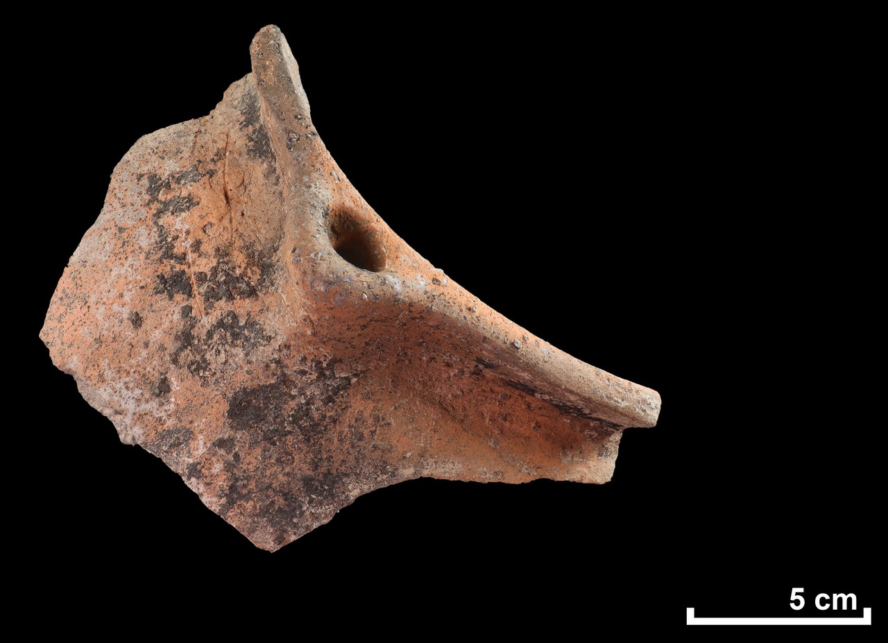Die älteste Keramikscherbe der Fundstelle ist eine Randscherbe mit Schwalbennesthenkel und datiert ins 9. - 11. Jh. – LWL-AfW Olpe/D. Riemenschneider
