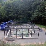 Bau des tragenden Gerüstes für Wände und Dach (Foto: Trägerverein „Ein Siegerländer Tal e.V.“/C. Weber). (vergrößerte Bildansicht wird geöffnet)