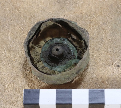 In diesem besonderen Fall sind Reste von Papier und grüner Farbe erhalten geblieben. Vielleicht können die RestauratorInnen noch einiges mehr dazu herausfinden. (Foto: LWL-Archäologie für Westfalen/F. Schumacher).