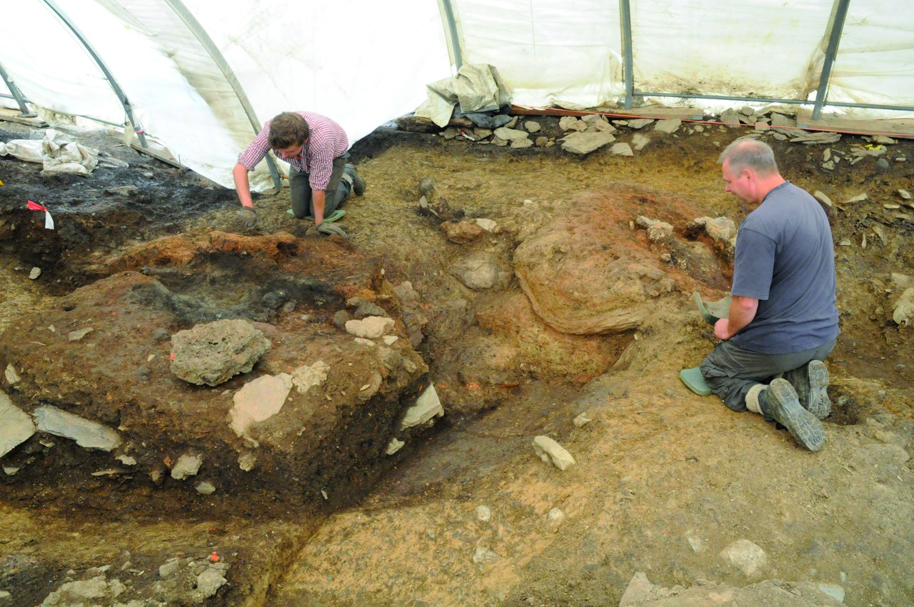 2012 wurden am Gerhardsseifen gleich zwei gut erhaltene Montanphasen freigelegt. Links befindet sich ein nichtausgegrabener Block mit den Standspuren zweier mittelalterlicher Verhüttungsöfen, wogegen rechts ein eisenzeitlicher Verhüttungsofen mit deutlich größerem Durchmesser liegt (Foto: Deutsches Bergbau-Museum Dominic Bachmann).