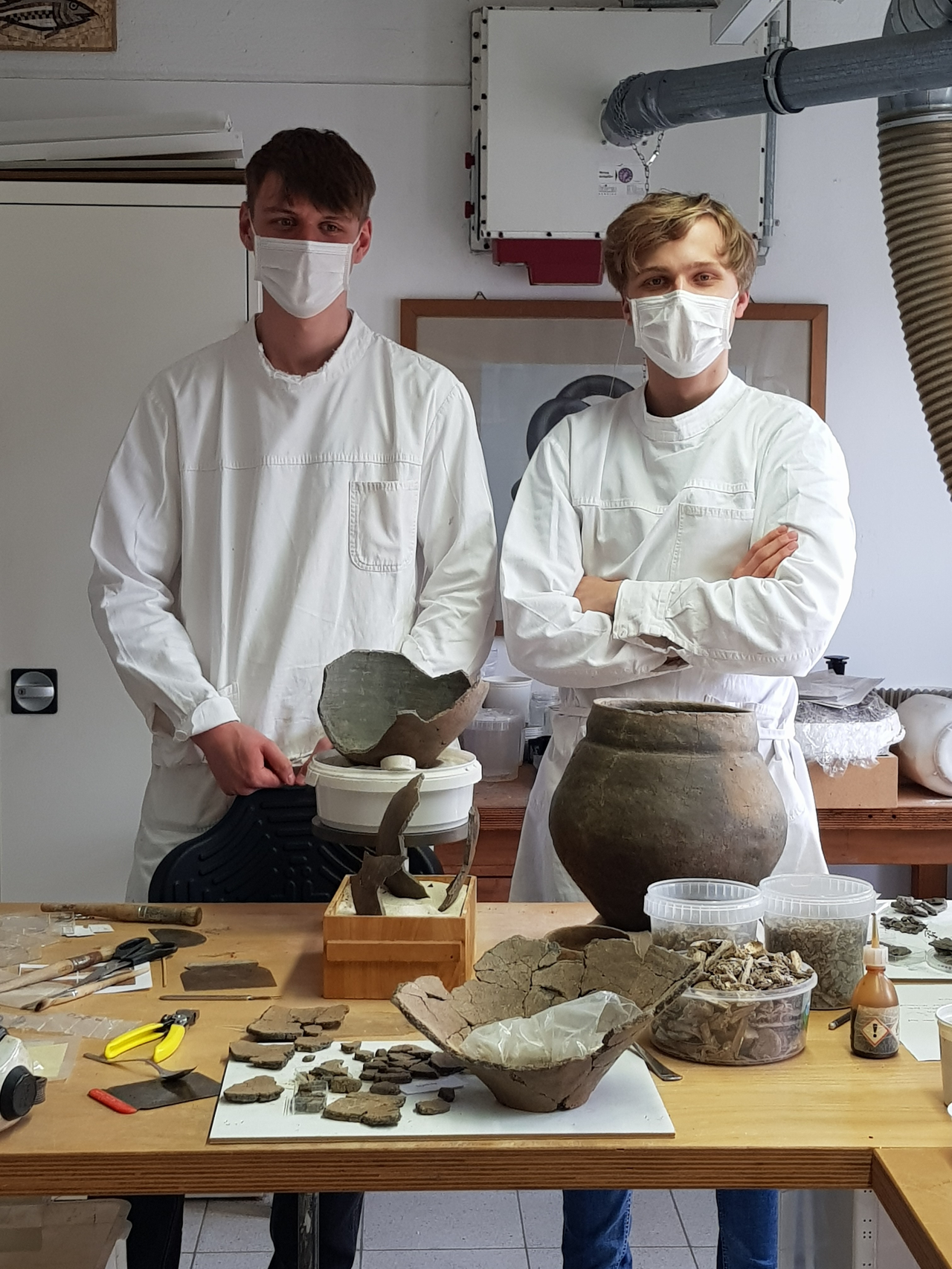 Die beiden Autoren in den Restaurierungswerkstätten (Foto:LWL-Archäologie/S. Pechtold)