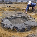 Brunnenring aus Bruchsteinen während der Freilegung (H. Menne/LWL-AfW Olpe) (vergrößerte Bildansicht wird geöffnet)