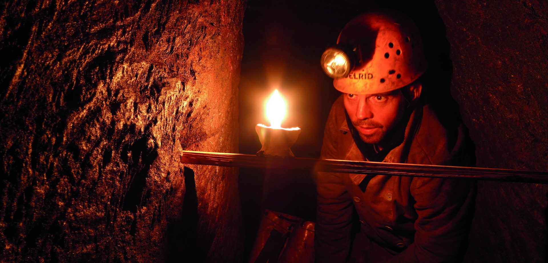 Blick in den hochmittelalterlichen Stollen „Sonnenberg“ mit der Rekonstruktion eines mittelalterlichen Geleuchtes (Tranlampe) (Foto: LWL/M. Zeiler).