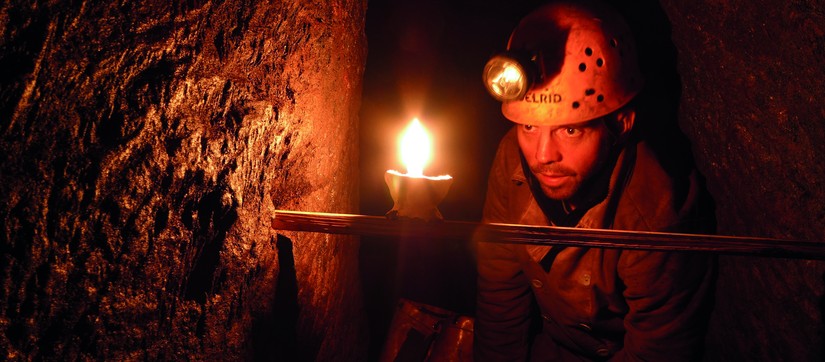 Blick in den hochmittelalterlichen Stollen „Sonnenberg“ mit der Rekonstruktion eines mittelalterlichen Geleuchtes (Tranlampe) (Foto: LWL/M. Menne).