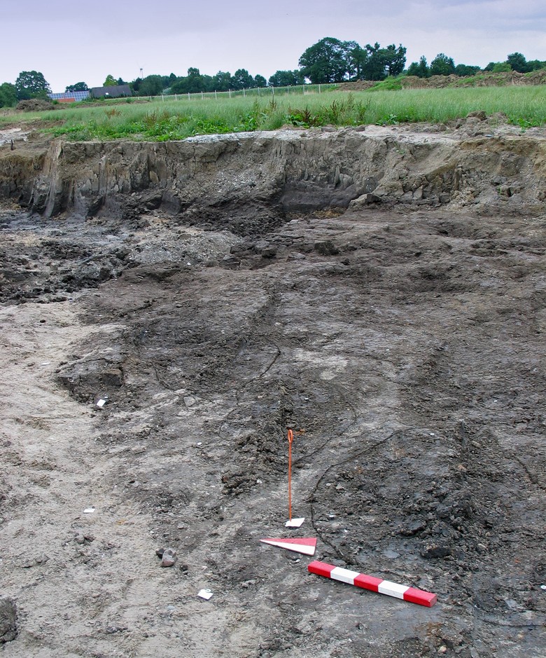 Die Brandstellen waren nur noch schwach erhalten, aber deutlich erkennbar (Foto: LWL-Archäologie für Westfalen/E. Manz).