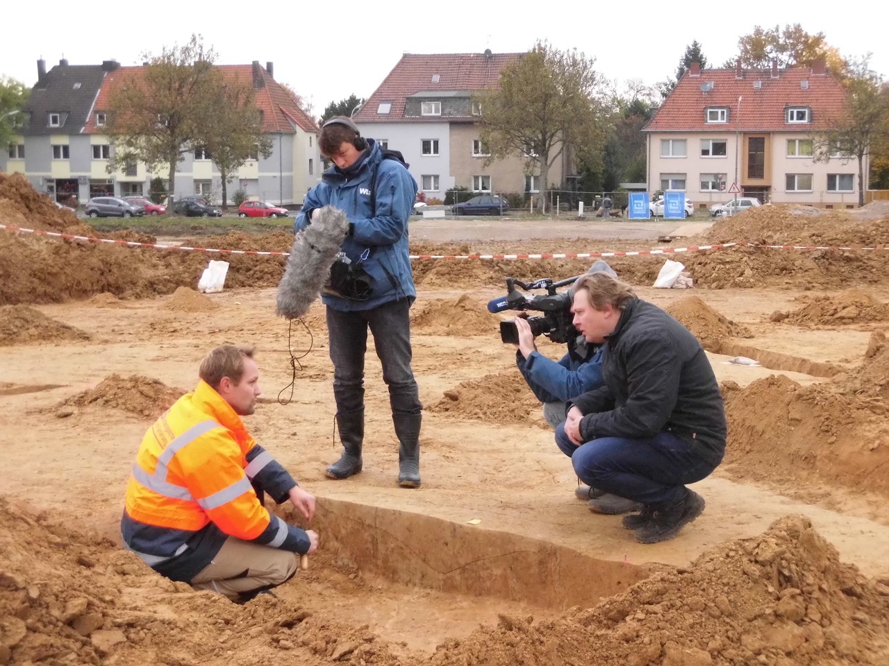 Auch die WDR-Lokalzeit aus Essen interessierte sich für die Grabung. Grabungsleiter Ingmar Luther muss Auskunft geben - Foto: M. Baales / LWL-AfW AS Olpe.