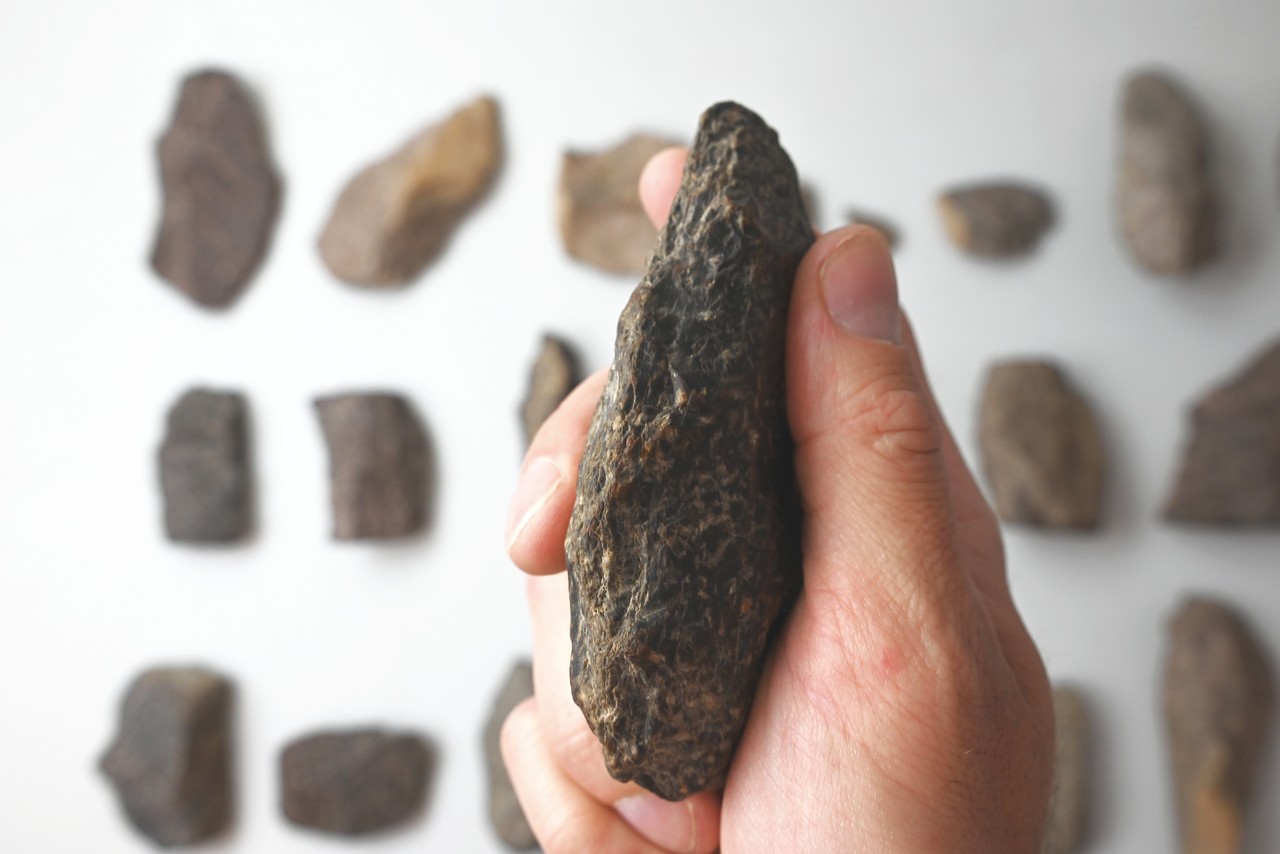 Beidseitig formüberarbeitetes Werkzeug aus Hälleflinta (Foto: LWL-Archäologie für Westfalen/C. Schepers).