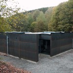 Die Wände aus Corten-Stahl werden bis zur Eröffnung des Schutzbaus rostfarben sein und setzen so einen farblichen Bezug zu den Schlacken innerhalb des Gebäudes (Foto: LWL-Archäologie für Westfalen/M. Zeiler). (vergrößerte Bildansicht wird geöffnet)