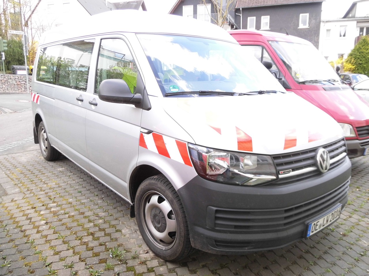 Der neue, silbergraue "Bulli" vor der Außenstelle