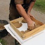 In einer Holzform wurde Lehm eingepresst … (Foto: LWL-Archäologie für Westfalen/M. Zeiler) (vergrößerte Bildansicht wird geöffnet)