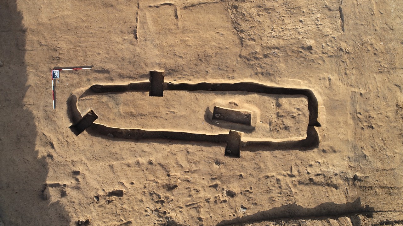 Drohnenbild des Michelsberger Langhügels (Foto: LWL-Archäologie für Westfalen/Andreas Wibbe).