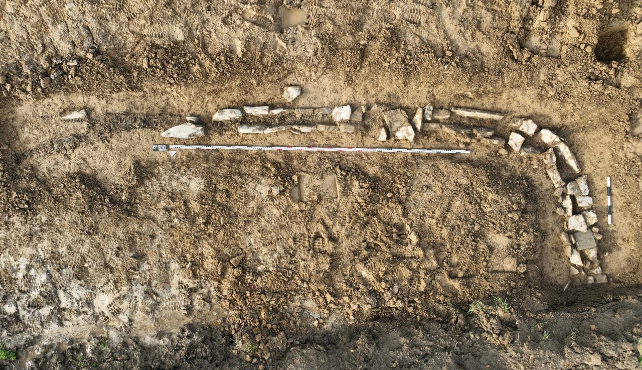 Der gefundene Kanal besaß einen gebogenen Verlauf und war zum Teil noch in situ mit Steinen abgedeckt. – Foto: LWL-AfW Olpe/F. Geldsetzer
