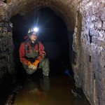Durch regelhaft angeordnete Öffnungen strömt Wasser durch den Ziegelausbau in den Stollen ein (LWL-AfW/T. Poggel) (vergrößerte Bildansicht wird geöffnet)