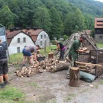 Das Zerteilen des Brennholzes in geeignete Größe erfordert wie 2017 … (Foto: LWL-Archäologie für Westfalen/M. Zeiler). (vergrößerte Bildansicht wird geöffnet)