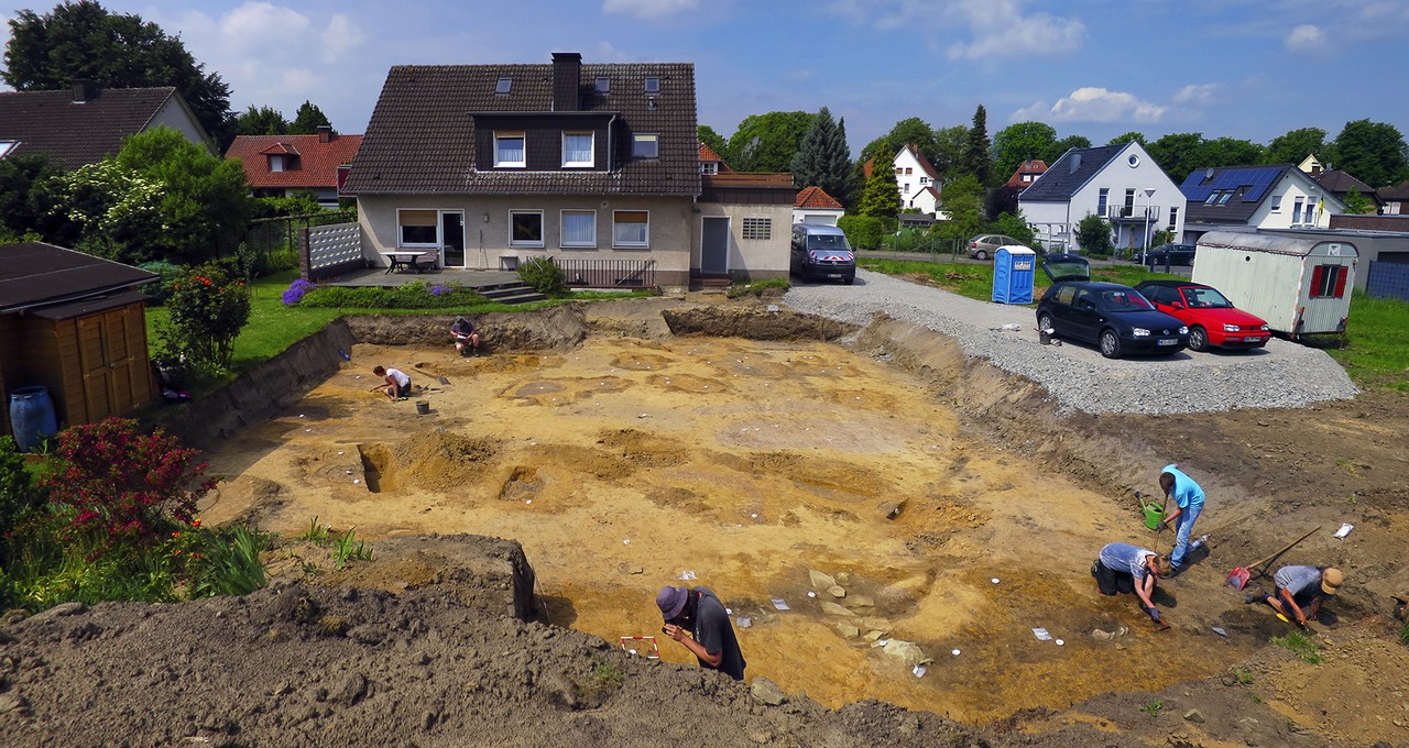 Im Garten des Elternhauses von Klemens Stehr fanden die Archäologen weit zurückreichende Siedlungsspuren - LWL-AfW Olpe / Hermann Menne