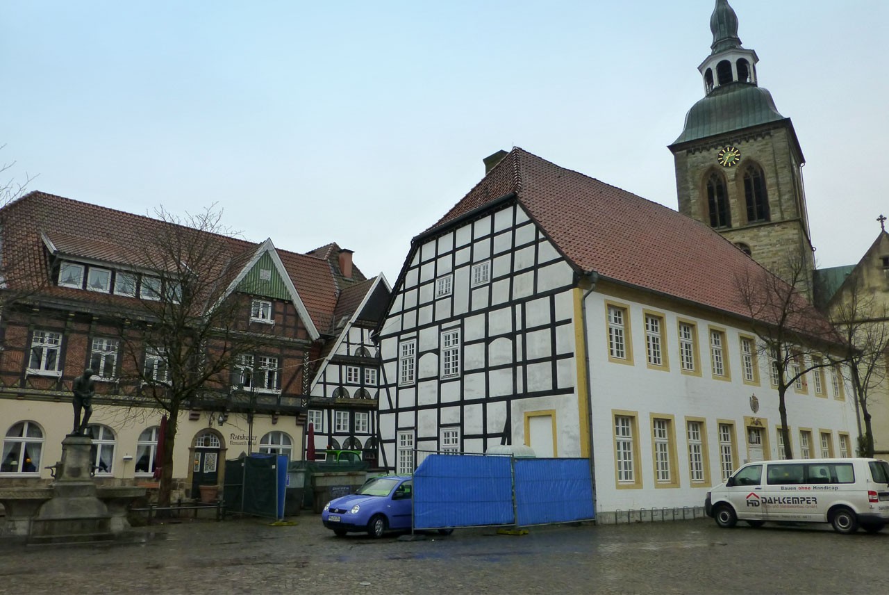 Das Alte Rathaus von Wiedenbrück. Im Hintergrund die Ägidiuskirche; Foto: LWL/S. Spiong