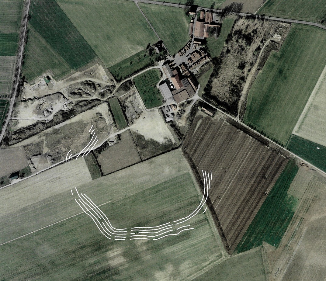 Das Erdwerk von Oberntudorf, Kr. Paderborn. Im Luftbild zeigt sich der Grabenverlauf nach über 6000 Jahren im Bewuchs. Der bekannte Grabenverlauf ist eingezeichnet (Knoche/Schyle 2015, 370 Abb. 3).