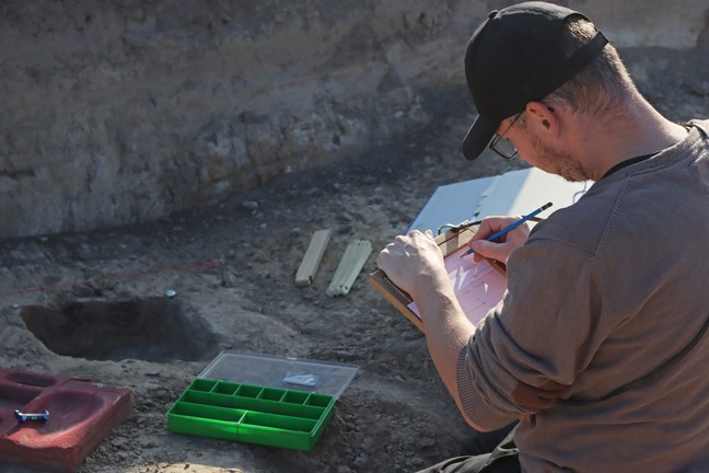 Bei der Fortbildung werden die Arbeitsschritte der archäologischen Dokumentation, wie hier das Zeichnen, vermittelt. – Foto: LWL-AfW Olpe/T. Poggel