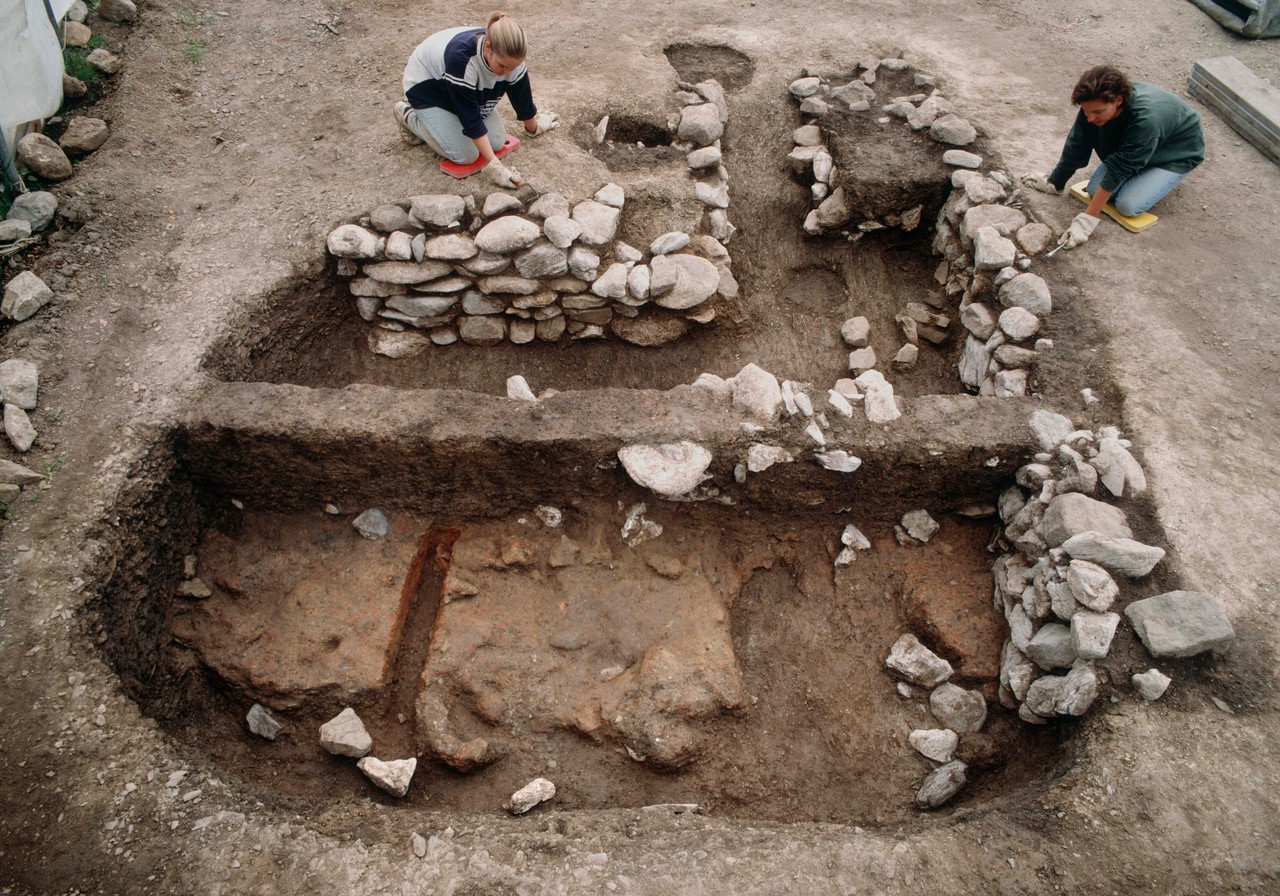 Freilegung des hochmittelalterlichen Befundes 56 (Überlagerung eines Grubenhauses durch einen Keller mit Wandverstärkung aus großen Geröllsteinen und planiertem Fußboden) – Foto: LWL-Archäologie für Westfalen/Hermann Menne.