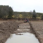 Aufbaggern von Suchschnitten Anfang März bei deutlich feuchteren Wetterbedingungen als während der eigentlichen Ausgrabung (Foto: LWL-AfW Olpe / L. Cramer). (vergrößerte Bildansicht wird geöffnet)