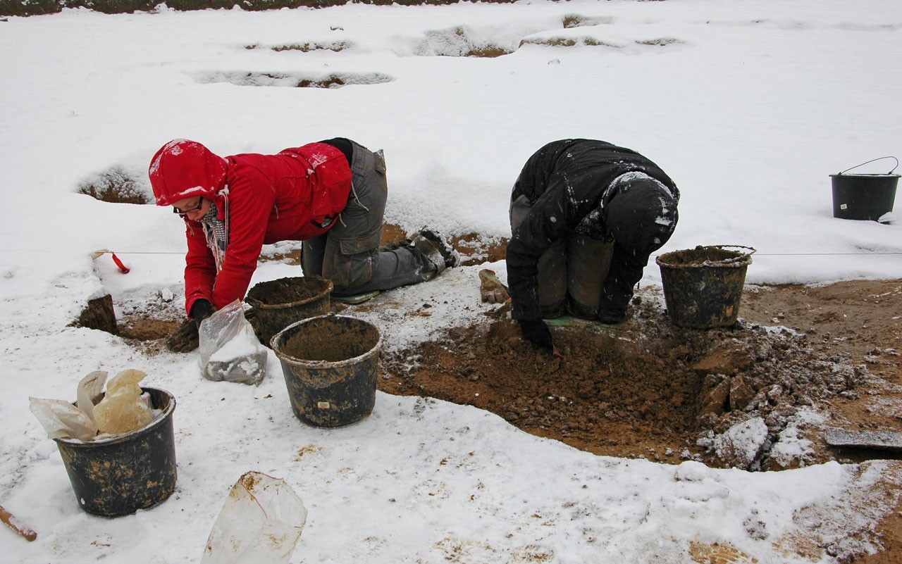 Zweierteam bei Ausgrabungsarbeiten auf verschneiter Fläche; Foto: LWL/E. Manz