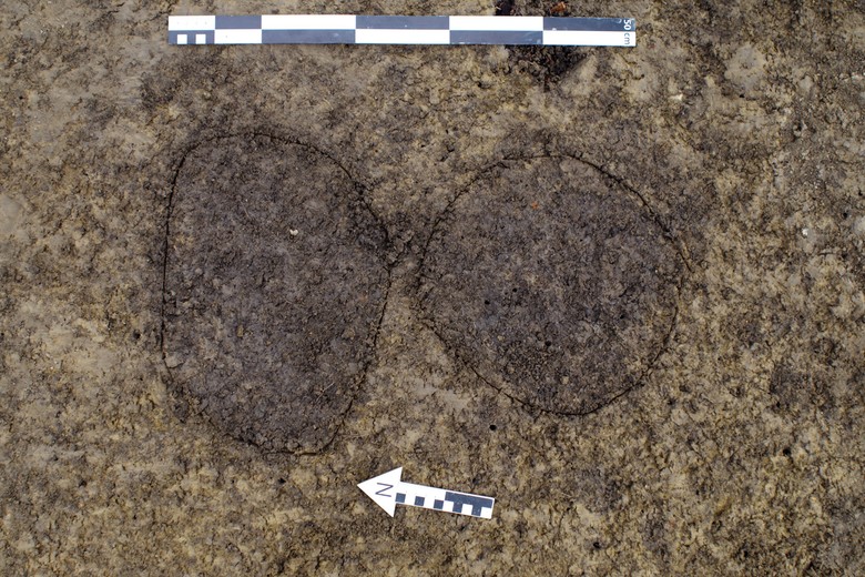 Solche Doppelpfostenstellungen sind typisch für bestimmte Gebäude aus dem 6./7. Jahrhundert und ermöglichen daher die Datierung der erfassten Hofstelle (Foto: Goldschmidt Archäologie & Denkmalpflege/R. Roth).