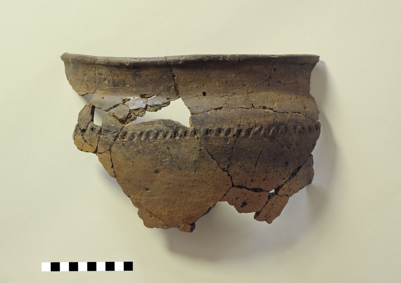 Erste Hinweise auf eine Besiedlung in der mittleren Römischen Kaiserzeit gab 2017 dieses Gefäßfragment (Foto: LWL-Archäologie für Westfalen/Corinna Hildebrand).