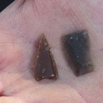 Vollständig erhaltene, dreieckige Pfeilspitze und ein Klingenfragment aus Nordischem Feuerstein (LWL-AfW Olpe/M. Baales). (vergrößerte Bildansicht wird geöffnet)